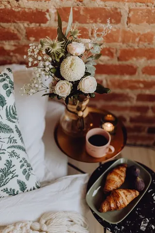 一间漂亮的女人卧室，里面有一束美丽的花