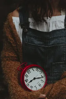 显示9:22的红白模拟时钟