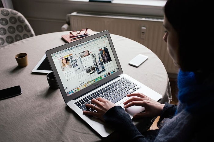 女孩正在MacBook Air上浏览Pinterest