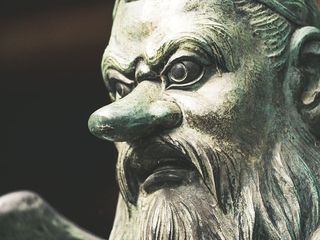 穿黑色西装外套的男子