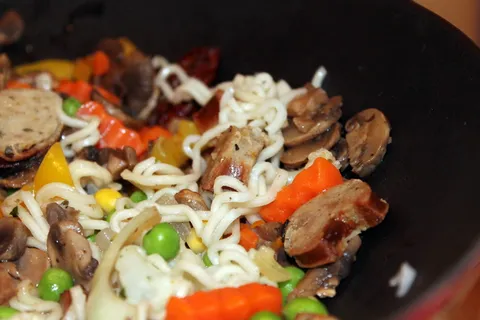 炒锅,炒菜,面条,豌豆,香肠,亚洲,海鲜饭,中国菜 炒锅,炒菜,面条,豌豆,香肠,亚洲,海鲜饭,中国菜