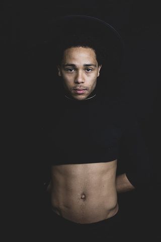 男子穿着黑色背景的黑色短上衣