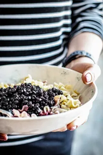 拿着小点心的人，食物，蓝莓，水果，植物，盘子，人，人