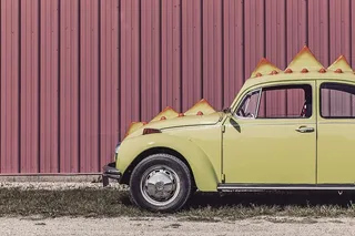 黄色大众甲壳虫公园在白天的草地上