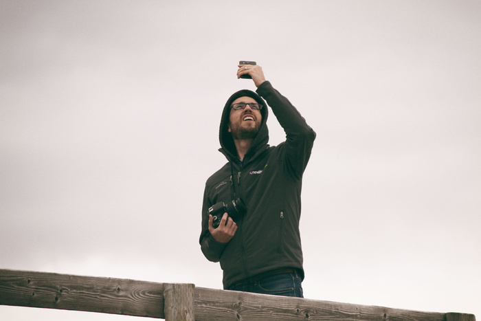 接待，带电话的人，通话，一人，年轻人，站立，休闲服，正面视图