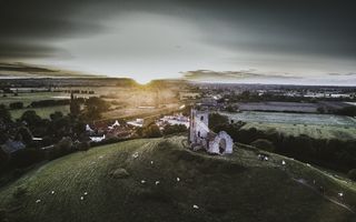 绿草地上混凝土结构的鸟瞰摄影
