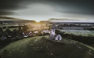 绿草地上混凝土结构的鸟瞰摄影