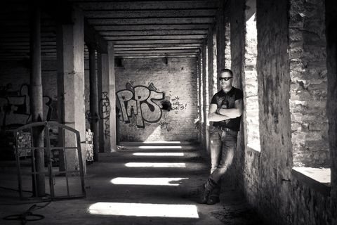 灰度摄影，人，靠，墙，里面，建筑，丢失，模型