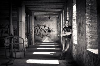 灰度摄影，人，靠，墙，里面，建筑，丢失，模型
