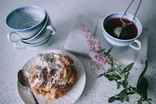 咖啡、T恤和奶油泡芙