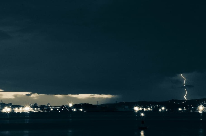 城市，云，闪电，灯光，夜晚，下雨，打雷，雷雨