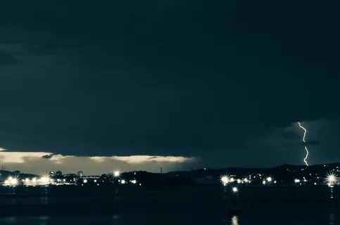 城市,云,闪电,灯光,夜晚,下雨,打雷,雷雨 城市,云,闪电,灯光,夜晚,下雨,打雷,雷雨