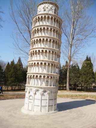 比萨斜塔是一个较小的版本，蓝天、树木、树木、植物、建筑、建筑结构、建筑外观