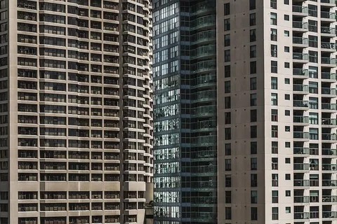 从地面上看高层建筑外的一排排窗户 从地面上看高层建筑外的一排排窗户