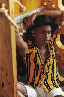 坐在洗衣机旁的男子