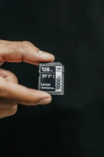 持有Lexar 128gb Sd卡的人