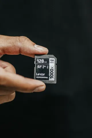 持有Lexar 128gb Sd卡的人