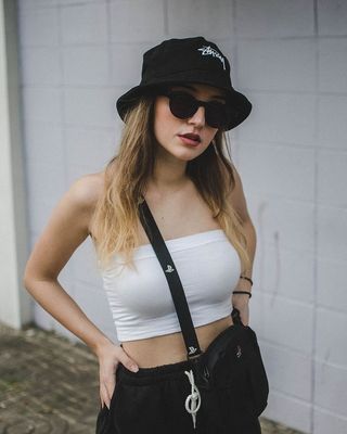 穿着白色条纹的女人