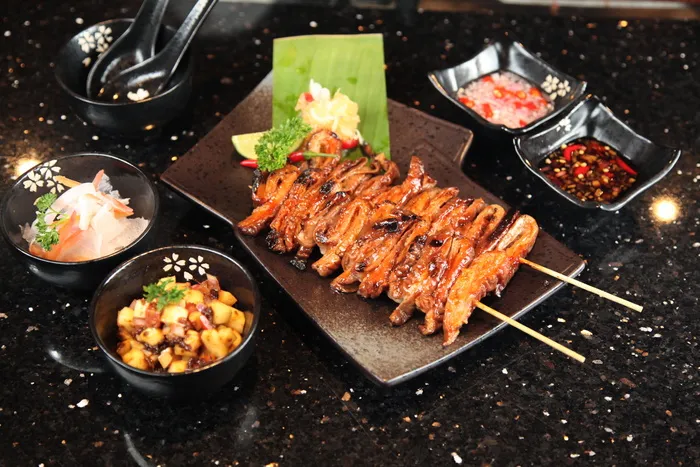 串肉菜，拼盘，配菜，酱汁，鸡肉，肠，烤，烧烤