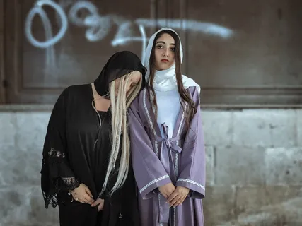穿紫色连衣裙的女人 穿紫色连衣裙的女人