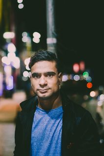 一个穿着黑色夹克的男人的照片