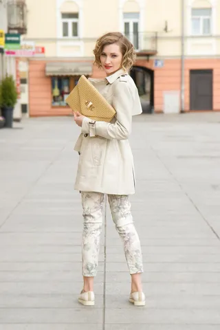 拿着棕色袋子的女人