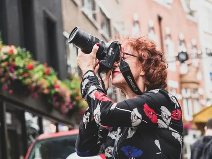 举着佳能单反相机的女性仰视的低角度摄影 举着佳能单反相机的女性仰视的低角度摄影