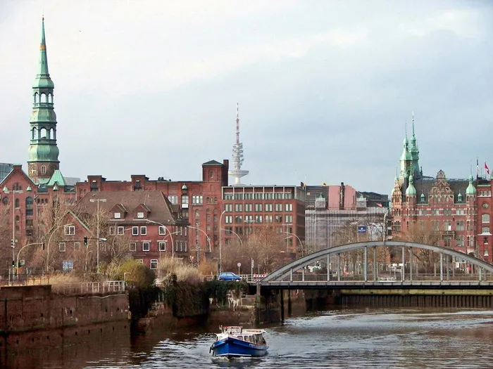 港口邮轮、雨天、港口主题、恶劣天气摄影、海外大桥、红色熟料砖、驳船、全景