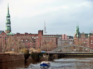 港口邮轮、雨天、港口主题、恶劣天气摄影、海外大桥、红色熟料砖、驳船、全景