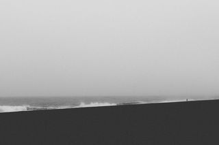 灰度照片，海洋，水，波浪，碰撞，海洋，灰度，黑白