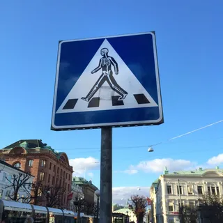 行人过路处, 路标, 贴纸, 交通, 路, 想住, 骨骼, 迹象 行人过路处, 路标, 贴纸, 交通, 路, 想住, 骨骼, 迹象