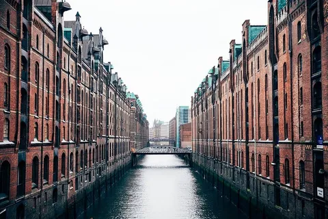 穿过柏林建筑的河流照片 穿过柏林建筑的河流照片