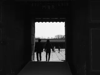 首尔，昌德宫，老夫妇，黑白，单色，婚姻生活，建筑，真人