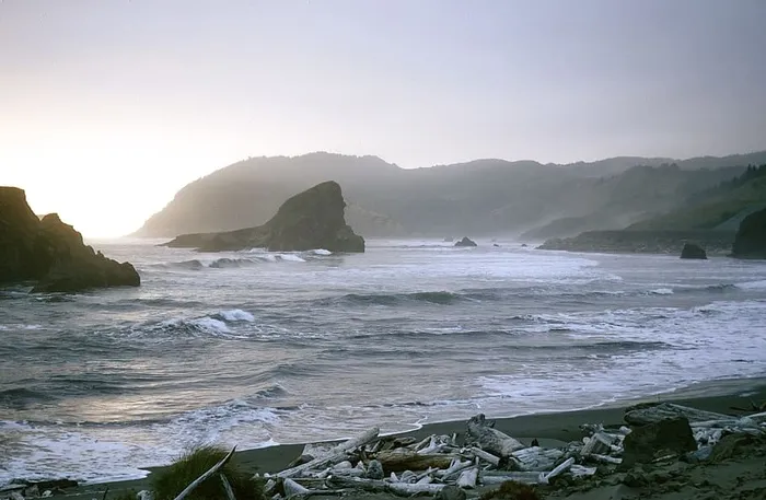 以岩石海岸为背景的海洋美景