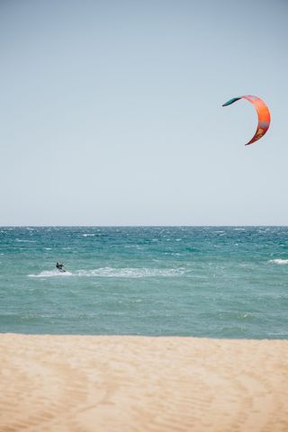在海洋中用冲浪风筝冲浪