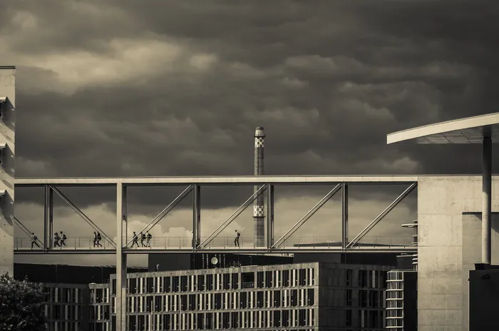 灰度摄影、人物、十字路口、桥梁、建筑、建筑、建筑、基础设施
