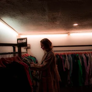 家具、人、人、服装、服装、商店、精品店、室内