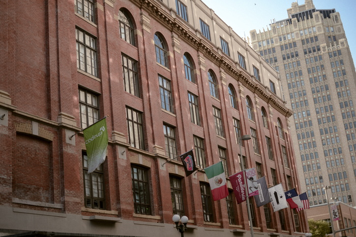 德克萨斯州圣安东尼奥市，flags，墨西哥，code up，building，city，daylight