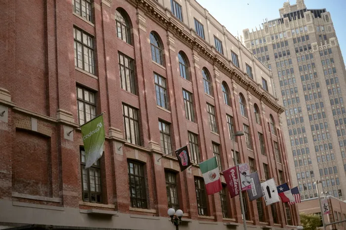 德克萨斯州圣安东尼奥市，flags，墨西哥，code up，building，city，daylight