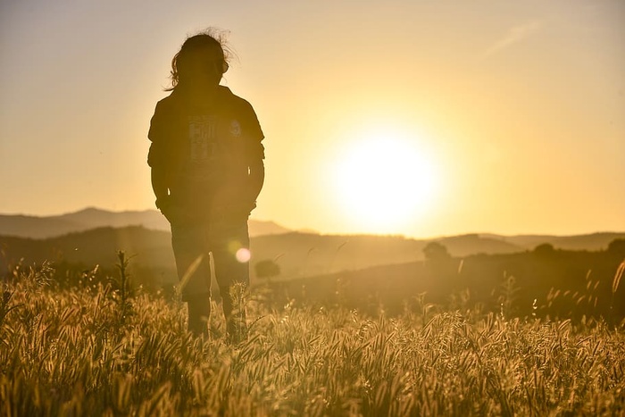 站着的人的剪影摄影