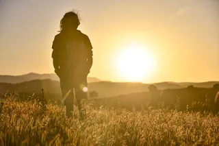 站着的人的剪影摄影