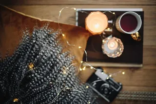 旧相机、茶杯和书