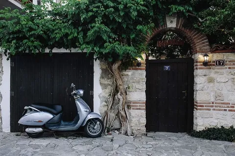 保加利亚内塞巴尔老城狭窄的街道上有老房子