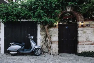 保加利亚内塞巴尔老城狭窄的街道上有老房子