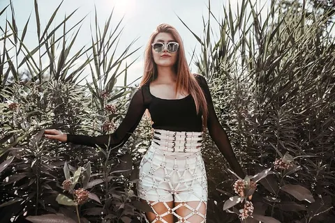 穿系带裙的女人照片 穿系带裙的女人照片