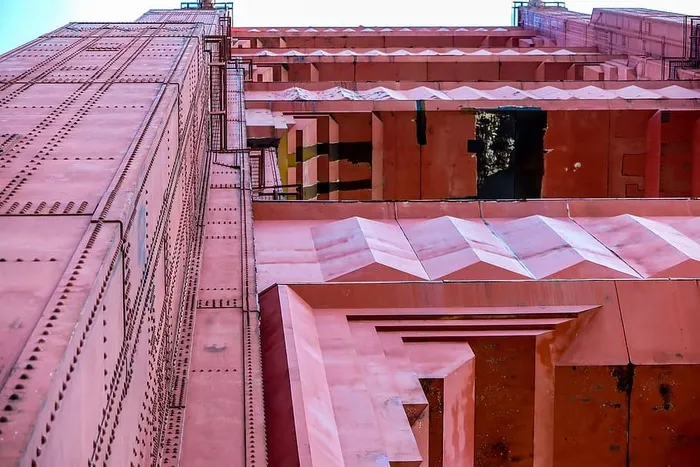 金门大桥的金属制品、铆钉和装饰艺术元素。