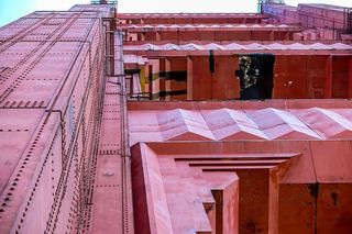 金门大桥的金属制品、铆钉和装饰艺术元素。