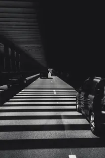 停放车辆的灰度照片