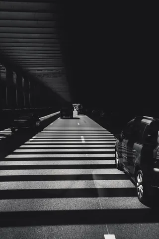 停放车辆的灰度照片