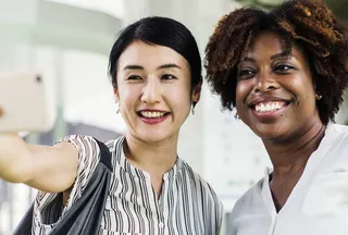 两个微笑的女人合影